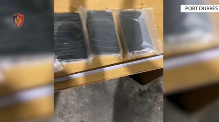 Policia nxjerr pamjet nga aksioni, momenti kur u kap kokaina në Portin e Durrësit, pakot ishin fshehur poshtë… 