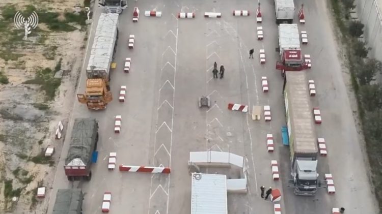 Kamionët me ndihma nisin të hyjnë në Gazë