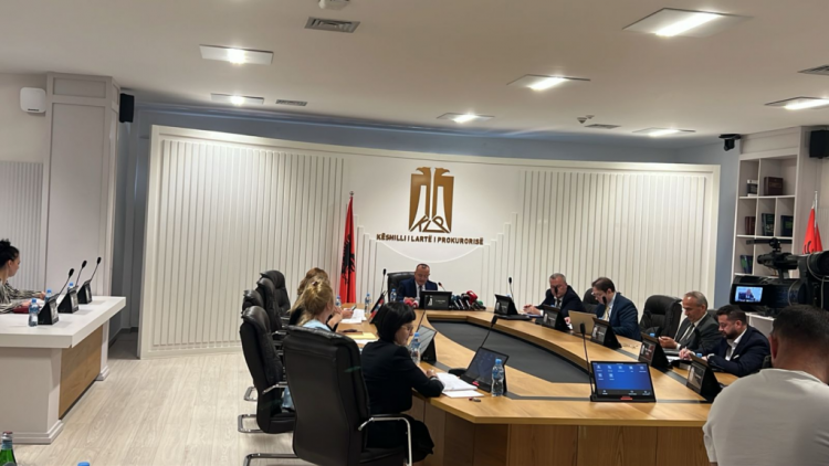 U përjashtua nga sistemi i drejtësisë për 15 vite, KLP mblidhet për shkarkimin e Alfred Ballës 