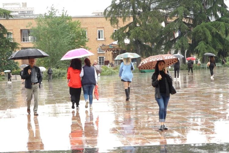 Vranësia dhe reshje shiu, njihuni me parashikimin e motit për këtë fundjavë 