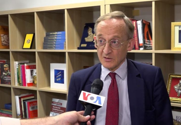 Historiani Noel Malcolm kritikon BE-në për ngërçin Prishtinë-Beograd