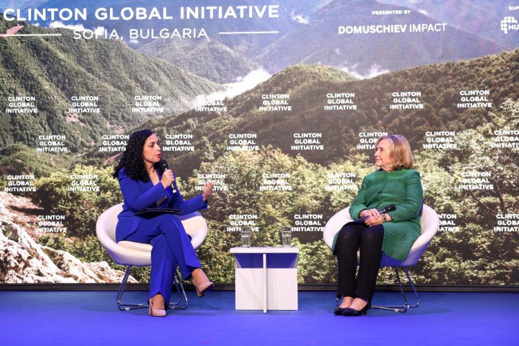 Foto/Vjosa Osmani takon Hillary Clinton, e falënderon për ndihmën e dhënë ndaj Kosovës  