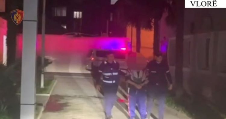 Tentoi t’i merrte telefonin duke e kërcënuar me thikë, arrestohet 62- vjeçari në Vlorë