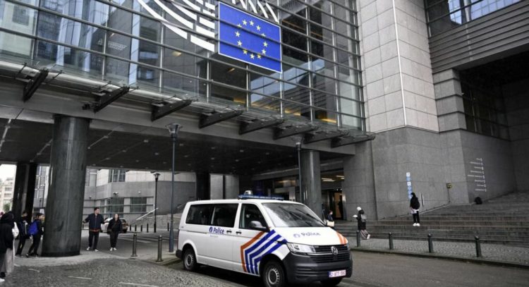Policia kontrollon zyrat e PE-së për ndërhyrjen e dyshuar ruse 