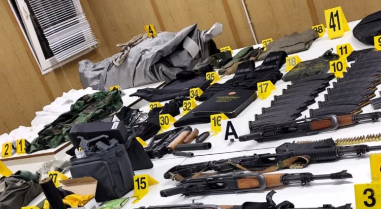 Policia e Kosovës konfiskon armë në veri, një ish-zyrtar policor duke u intervistuar