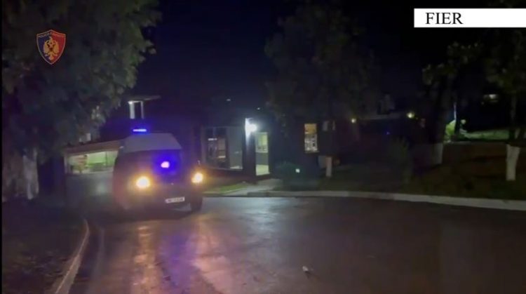 Sherr masiv në Fier/ 25-vjeçari qëllon me kallashnikov, arrestohet nga policia