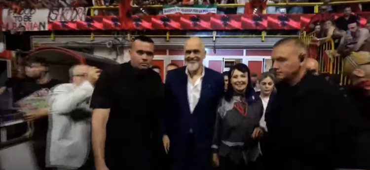 Takimi me emigrantët shqiptarë në Itali/ Rama mbërrin në pallatin e sportit në Milano
