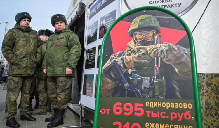 Rusia shtyn të rinjtë ukrainas të nënshkruajnë kontrata për të luftuar kundër Ukrainës