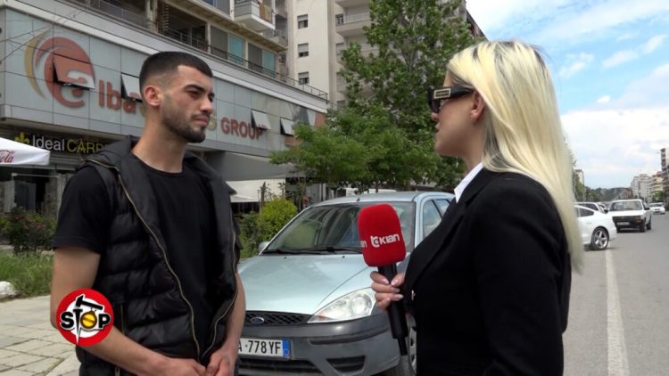 “Më nxinë syrin e më dhanë…” Policët “shembin” në dru të riun që i parakaloi me biçikletë