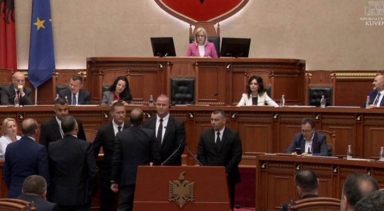 Bardhi me tone të larta bllokon foltoren, rrethohet nga Garda! Nikolla: Këto sharjet të janë bërë natyrë e dytë 