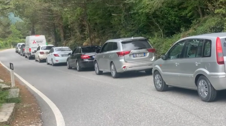 Foto/Bllokohet aksin Orikum-Llogara, mjeti i tonazhit të rëndë pëson defekt, krijohet trafik i rënduar