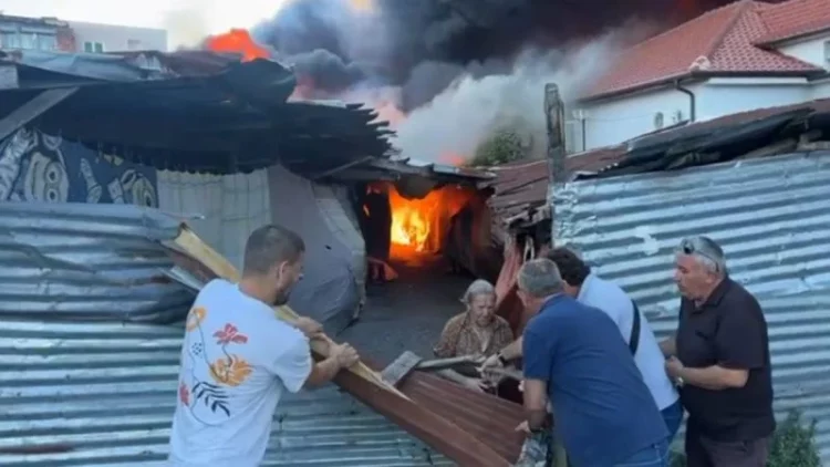 Zjarr i përmasave të mëdha në Shkodër, rrezikohen banesat