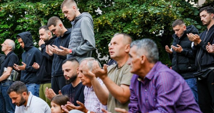 Osmani dhe Kurti urojnë Kurban Bajramin me thirrjet për mirësi dhe tolerancë