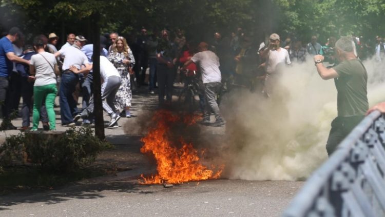 Protesta para Bashkisë së Tiranës, Policia: Distancohuni nga aktet e dhunës