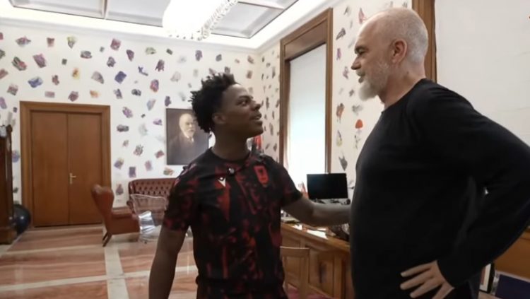 Rama takon një influencer amerikan, i tregon zyrën dhe pasionet e tij për artin dhe sportin