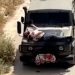 VIDEO/ Ushtarët izraelitë lidhin në kofanon e makinës palestinezin e plagosur dhe lëviznin në rrugë