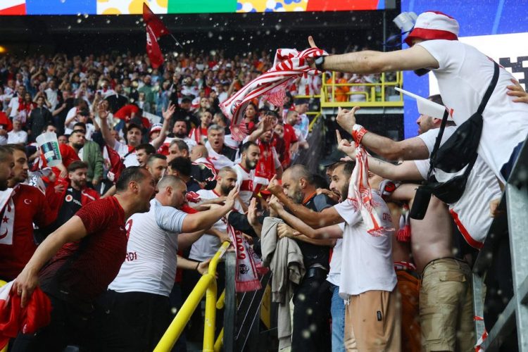 Euro 2024/ Përplasje mes tifozëve turq dhe gjeorgjianë në stadium