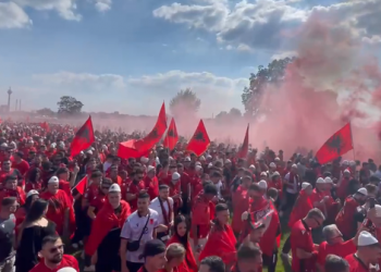 Dusseldofi “vishet” kuqezi, tifozët shqiptarë nisin marshimin drejt stadiumit