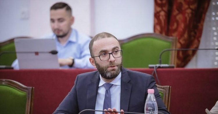 Berishës nuk iu hoq mandati, Bardhi: Nikolla lexoi drejt Kushtetutën! T’i krijohet mundësia për të marrë pjesë në seanca 