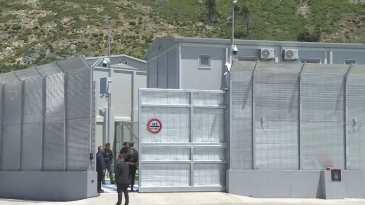 Foto/Meloni në Gjadër dhe Shëngjin, inspekton me Ramën qendrat e pritjes së refugjatëve nga Italia  