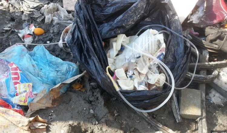 Skandali me mbetjet spitalore në Berat, arrestohet 30-vjeçari, pezullohen 8 inspektorë