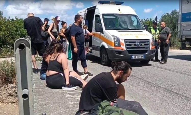 Furgoni me turistë francezë përplaset me autokombajnën në Lushnjë, 7 të plagosur