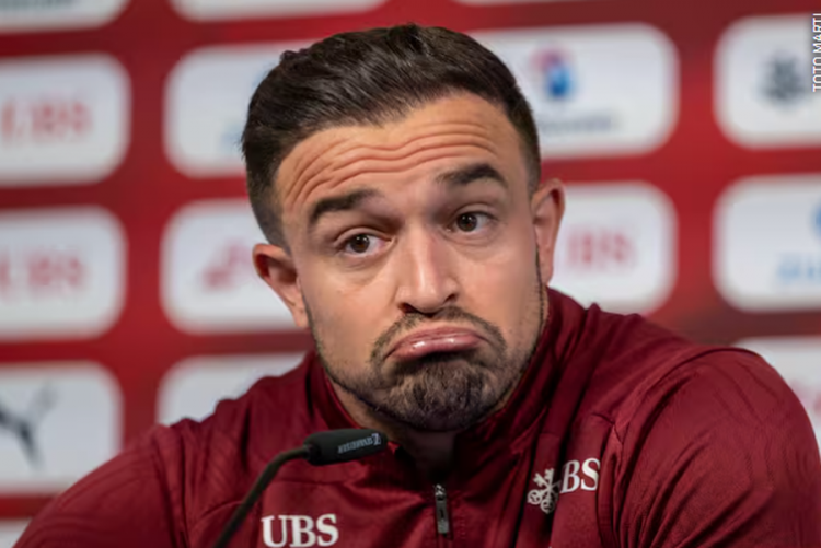 Zvicra zbret me vetëm një shqiptar në fushë, Shaqiri ulet në stol