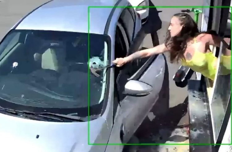 VIDEO/ Klienti i hedh kafen se iu duk shtrenjtë, punonjësja i thyen xhamin e makinës me çekiç