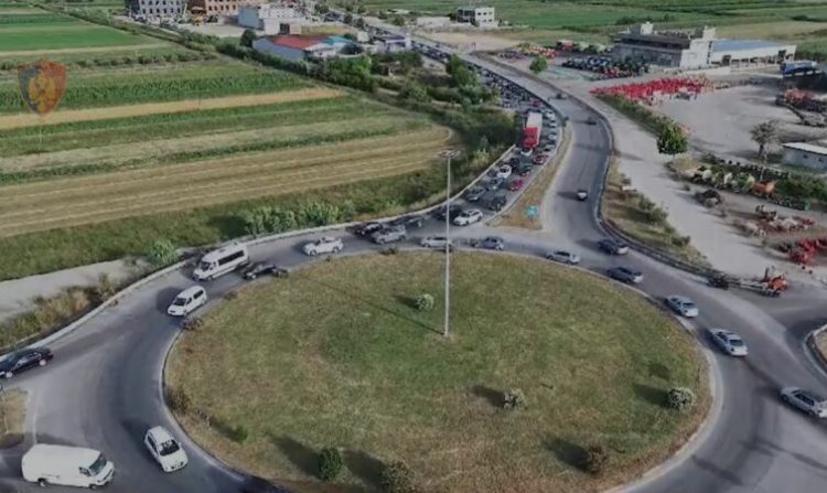 Fluks turistësh në zonat bregdetare, policia shtohen patrullat dhe monitorimin me dronë në rrugët nacionale