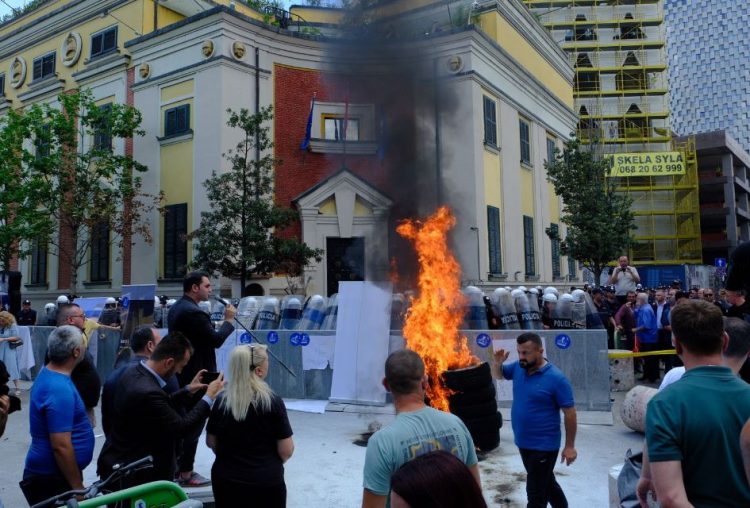 Mbyllet protesta e opozitës, ja kur do të mbahet tubimi i rradhës para Bashkisë së Tiranës