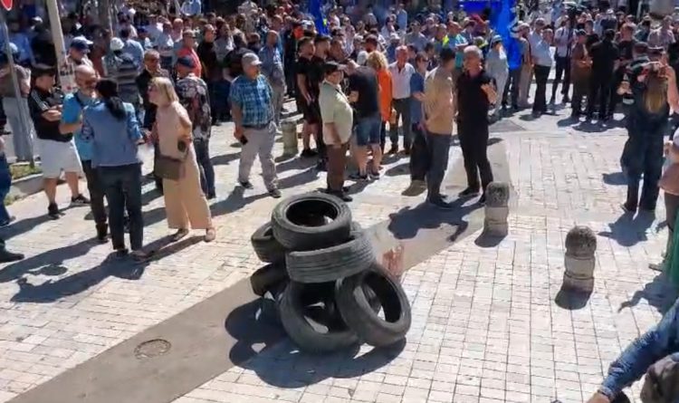 Protesta jashtë Kuvendit, qytetarët sjellin goma para Parlamentit