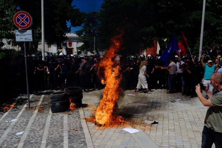Hidhet molotovë në ambientet e jashtme të Kuvendit, digjen gomat nga protestuesit