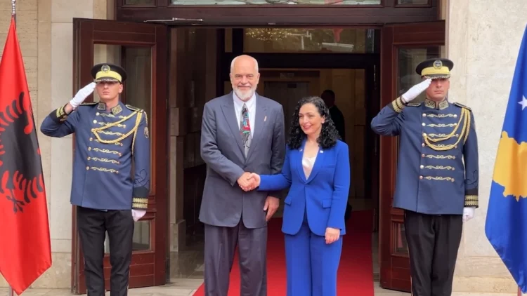 Rama viziton Kosovën për 25-vjetorin e çlirimit/ Nis takimi kokë më kokë me Presidenten Osmani