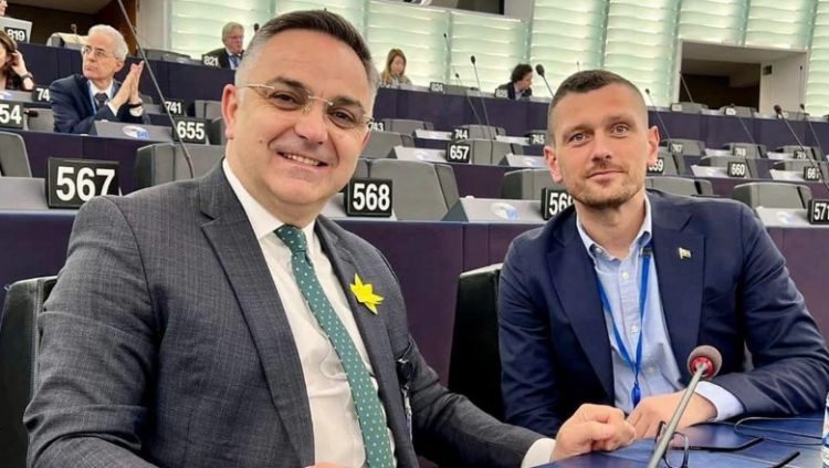 Kreu i grupit parlamentar të AAK: Adnan Dibrani, eurodeputeti i parë shqiptar nga Kosova