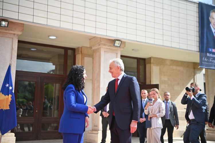 Osmani pret ish-kryeministrin britanik, Tony Blair: Kampion i popullit të Kosovës