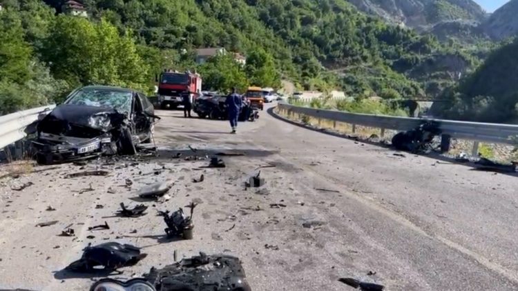 Përplasen ‘kokë më kokë’ 2 makina në Rrugën e Arbrit