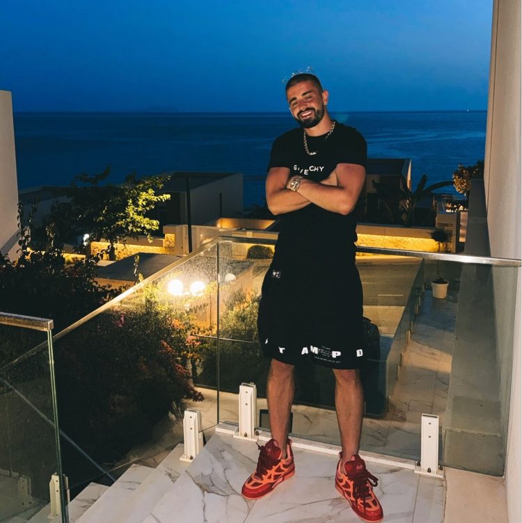 Futbollisti Zhegrova zgjedh Green Coast, poston foto nga pushimet në Shqipëri