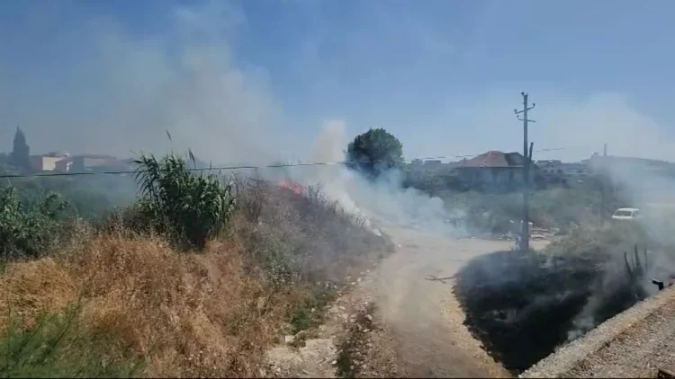 Zjarr në afërsi të ish-fushës së plehrave në Fier, në rrezik disa banesa