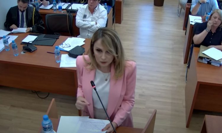 Paditë për taksimin e profesioneve të lira/ Tabaku: Ligj antikushtetues dhe preferencial