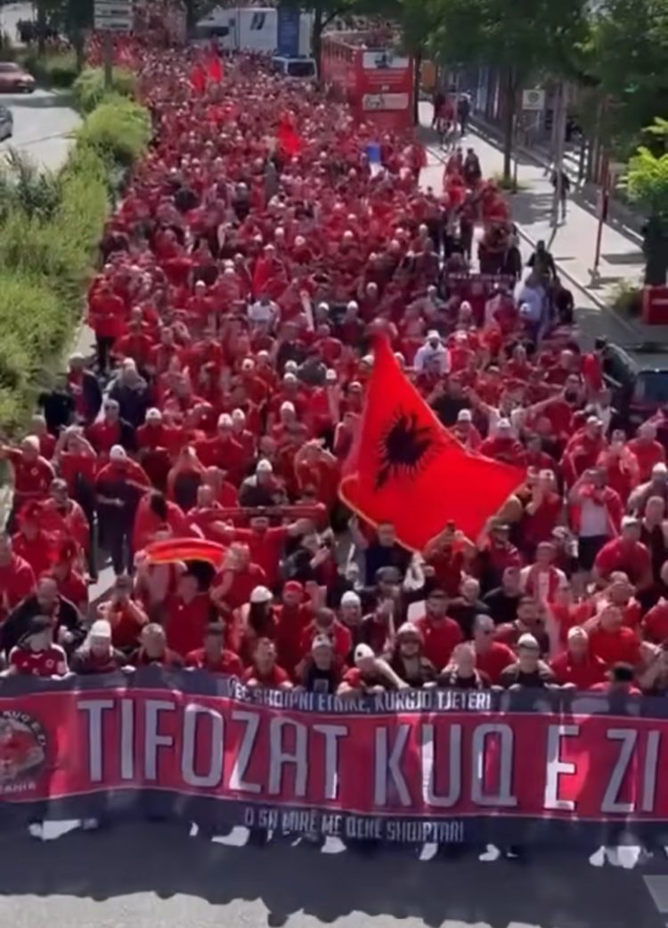 VIDEO/ Tifozët Kuq e Zi “pushtojnë” rrugët e Hamburgut, Rama: Jeni lojëtari i 12-të