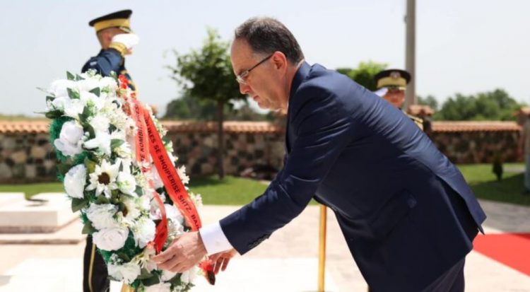 Presidenti Begaj viziton Gllogjanin, merr titullin “Qytetar Nderi” i Deçanit