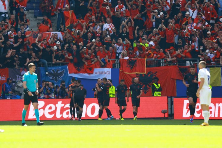 Incidentet e shkaktuara nga tifozët shqiptarë gjatë ndeshjes Kroaci -Shqipëri, UEFA gjobit sërish FSHF-në