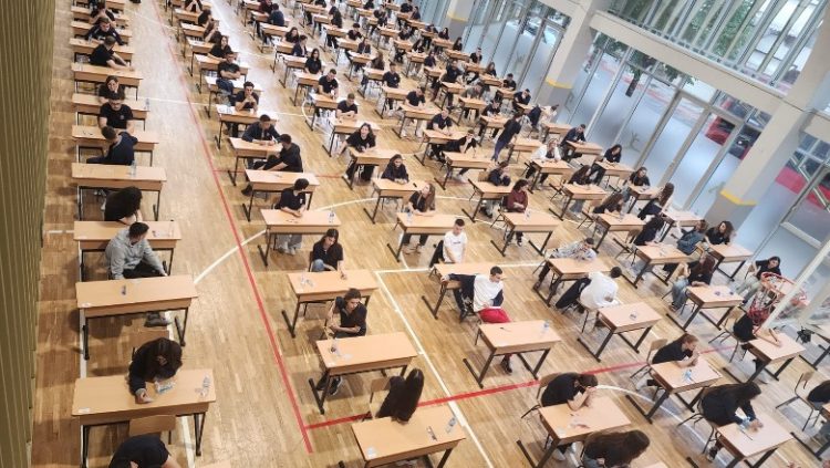 Matura Shtetërore/ Provimi i fundit i lëndës me zgjedhje, publikohen tezat e Ekonomisë dhe Fizikës