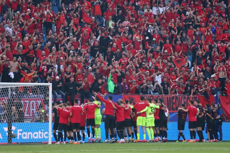 Albin Kurti për Kombëtaren: Ky grup lojtarësh na bëri krenarë, e ardhmja është premtuese!
