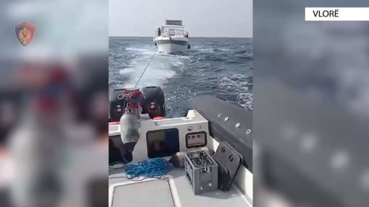 Mbetën të bllokuar në det pasi skafi u pësoi defekt, shpëtohen dy persona në Vlorë dhe dënohen me gjobë