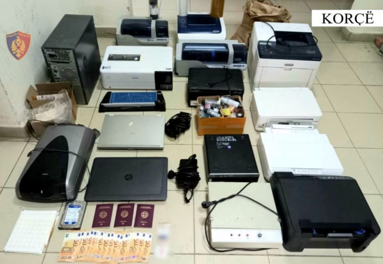 Në “Arrest shtëpie”, prodhonte në banesë dokumente të falsifikuara, në pranga 58-vjeçari