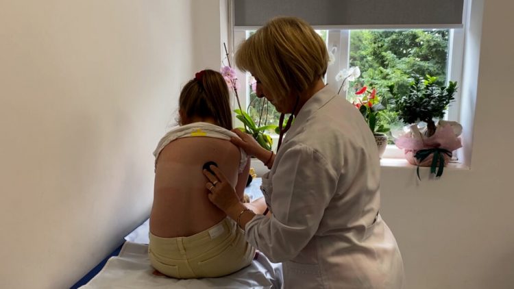 Fluks në Pediatrinë e Elbasanit/ Mjekët: Çdo ditë paraqiten për ndihmë mjekësore deri në 100 fëmijë