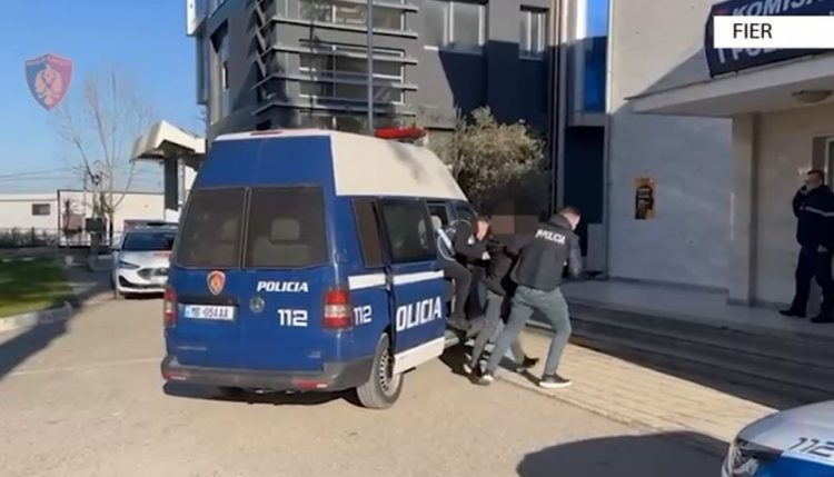 Dëmtoi automjetin e Policisë dhe kanosi oficerin, arrestohet 29-vjeçari në Fier