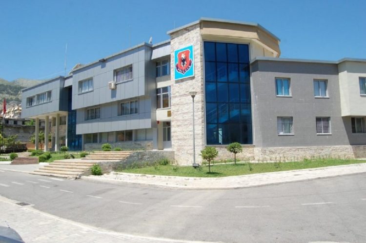 Aksidentohet makina e policisë në Gjirokastër, plagosen 3 persona