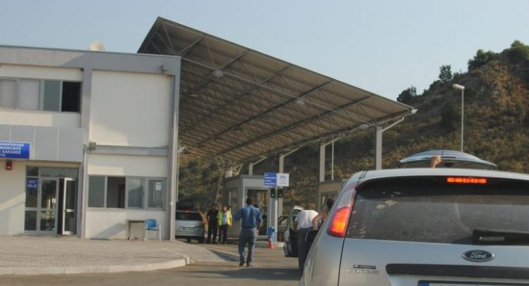 Ushqime dhe detergjente kontrabandë, i vihen prangat shoferit, doganieres dhe policit në Qafë Botë 